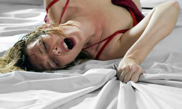 Mujer en éxtasis después del método